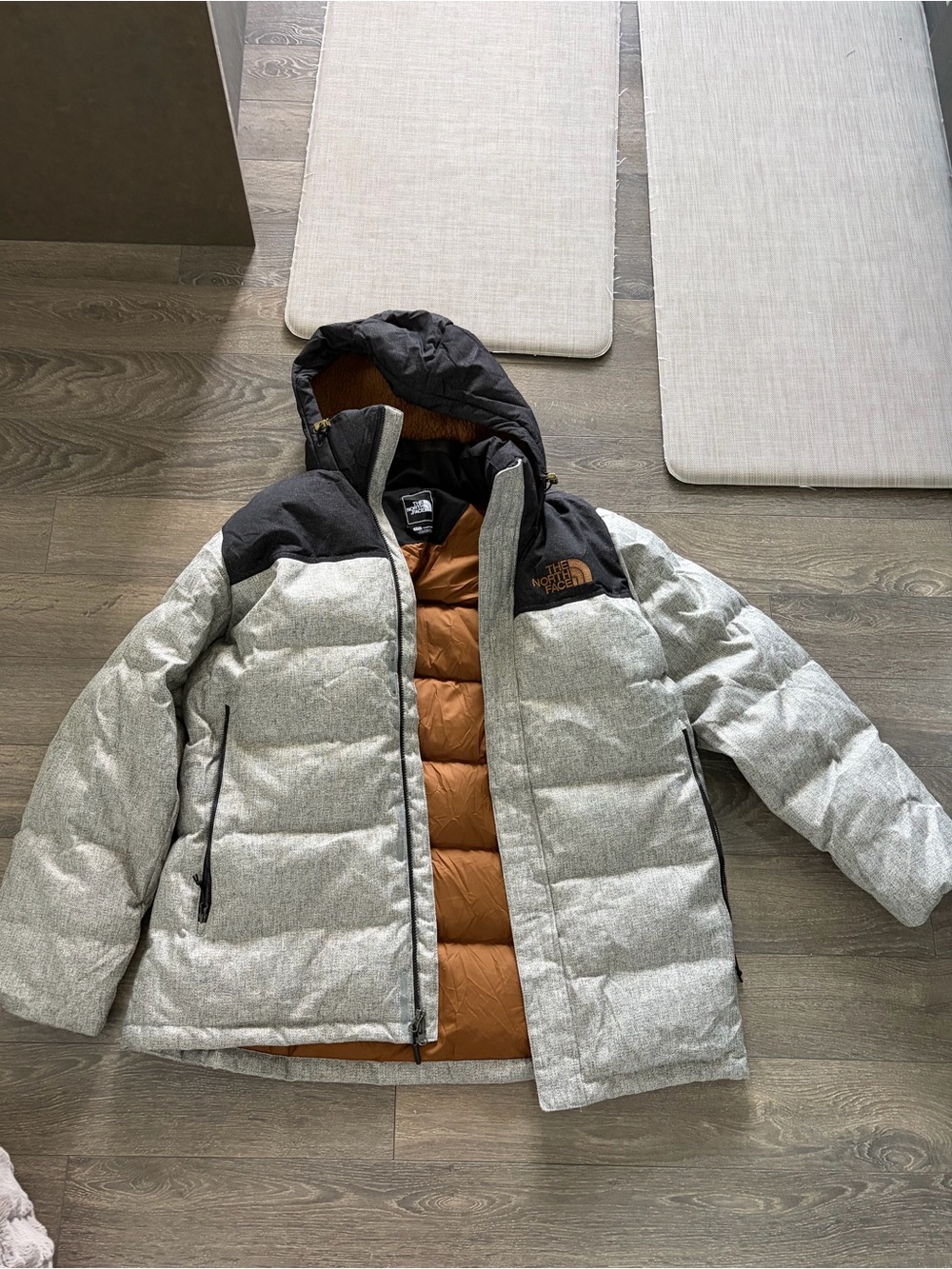 The North Face Men’s Puffer Jacket in Light Gray, Black & Brown